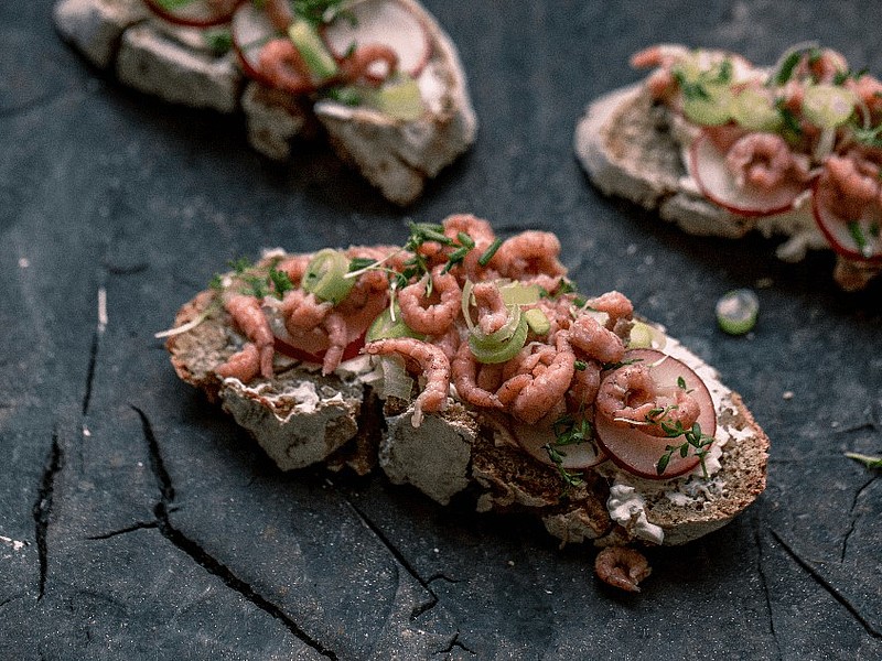Brot mit Nordsee Krabben drauf