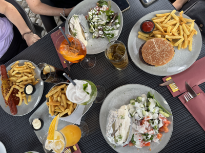 Verschiedene Gerichte, wie Burger und Ofenkartoffeln bei einem Restaurant in Bremerhaven