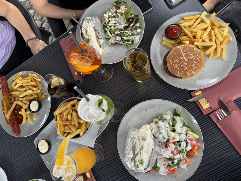 Verschiedene Gerichte, wie Burger und Ofenkartoffeln bei einem Restaurant in Bremerhaven