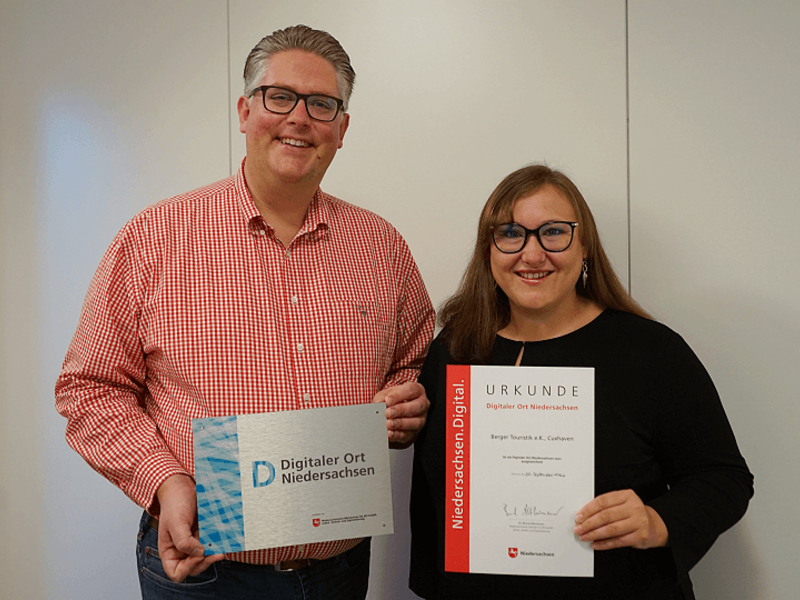 Verena und Elmar Berger zeigen Ihre Auszeichnung zum Digitaler Ort Niedersachsen
