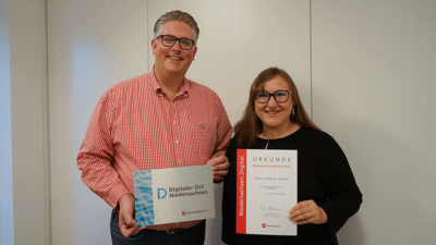 Verena und Elmar Berger zeigen Ihre Auszeichnung zum Digitaler Ort Niedersachsen