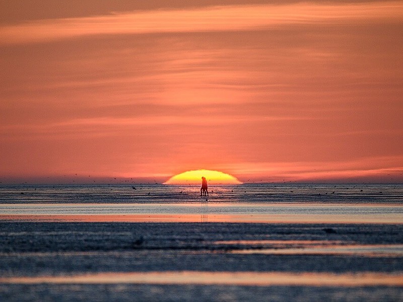 bunter Sonnenuntergang über dem Wattenmeer in Cuxhaven