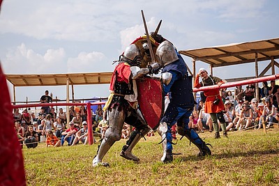 Zwei Personen mit Mittelalterverkleidung bei einer Veranstaltung in Cuxhaven