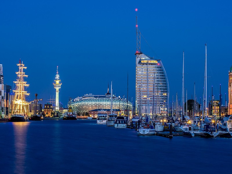 Blick auf die Havenwelten von Bremerhaven bei Nacht