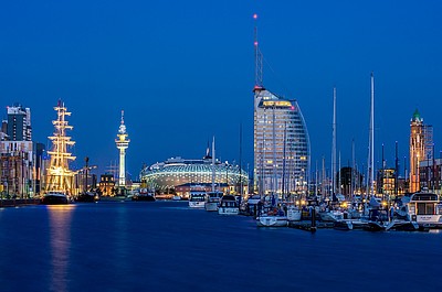 Blick auf die Havenwelten von Bremerhaven bei Nacht