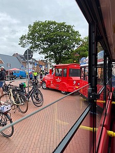 rote Dünenbahn am Dorfbrunnen in Duhnen