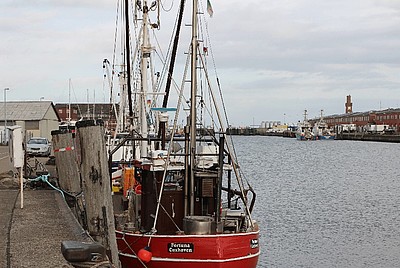 rotes Kutterschiff im Fischereihafen von Cuxhaven