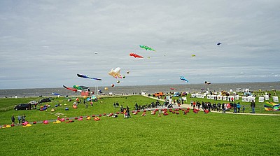 Drachen fliegen am Deich an der Nordsee