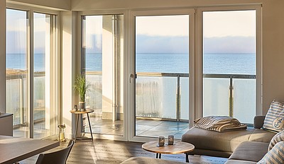 Ausblick auf die Nordsee und das Wattenmeer bei Sonnenaufgang im Winter