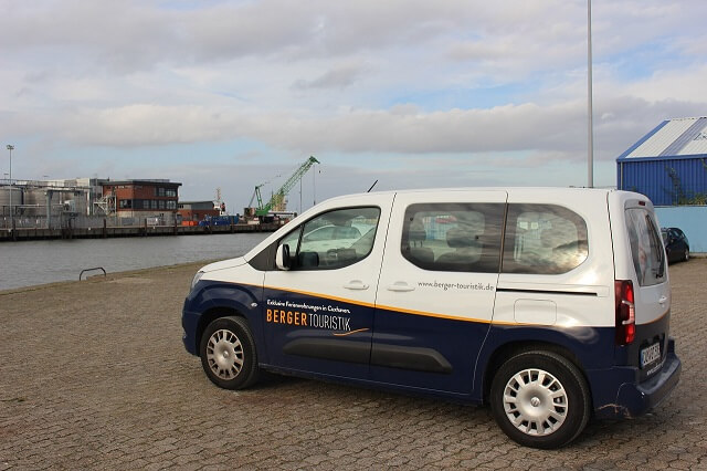 Auto im Alten Fischereihafen von Cuxhaven mit Blick auf die Nordsee