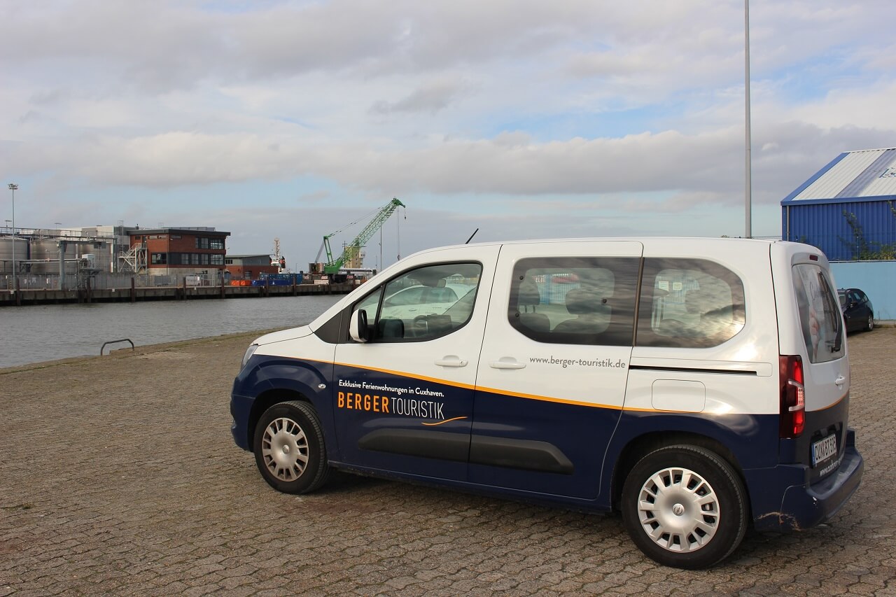 Auto am Hafen mit Blick auf das Wasser