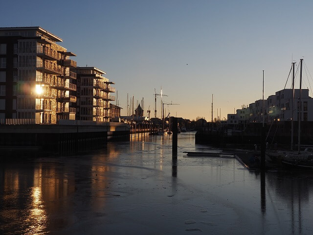City Marina am Wasser bei Sonnenuntergang