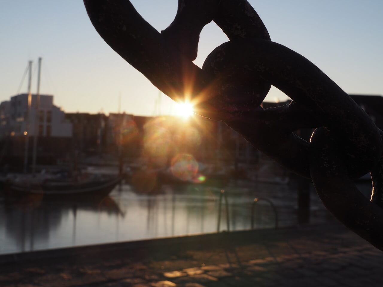 Kette eines Schiffes bei Sonnenuntergang im Hafen