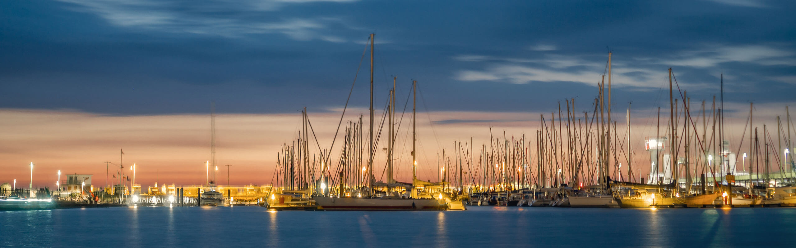 Segelschiffe im Hafen bei Sonnenuntergang