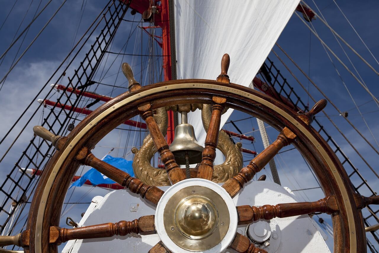 Steuerrad aus Holz eines Segelschiffes