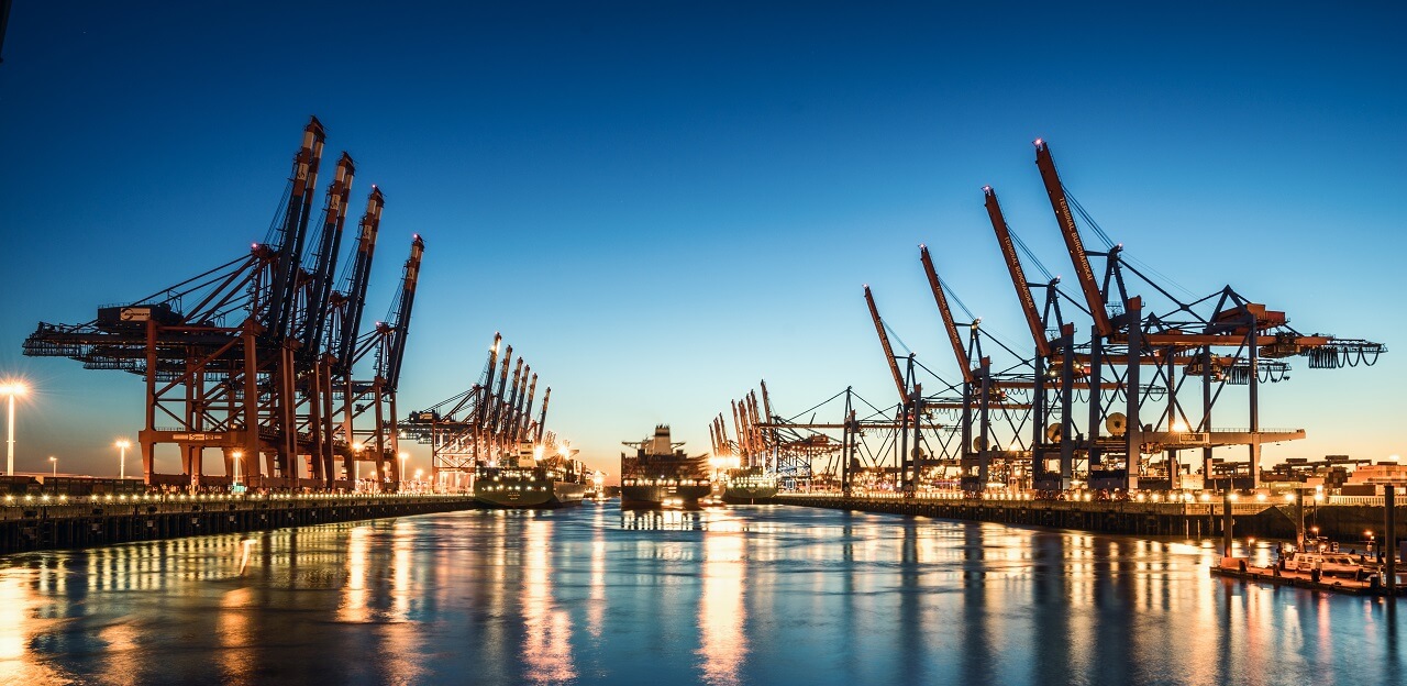 Blick in den Hamburger Hafen auf die Containerbrücken