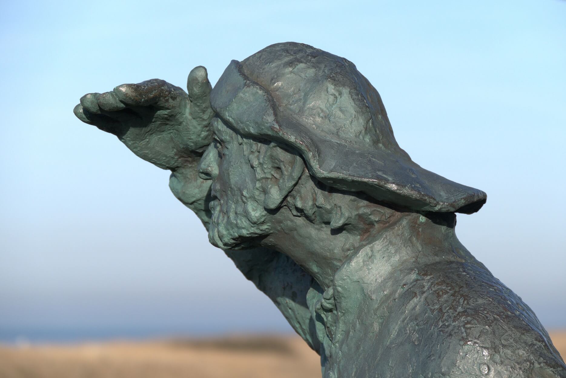 Statue eines Fischers der auf die Nordsee in Sahlenburg blickt