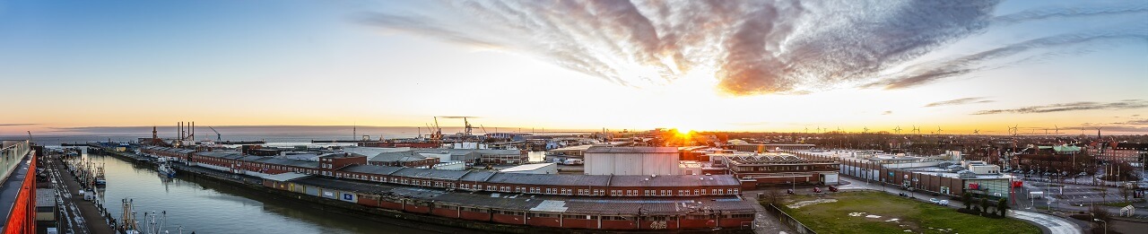 Blick von oben auf den Alten Fischereihafen von Cuxhaven bei Sonnenuntergang