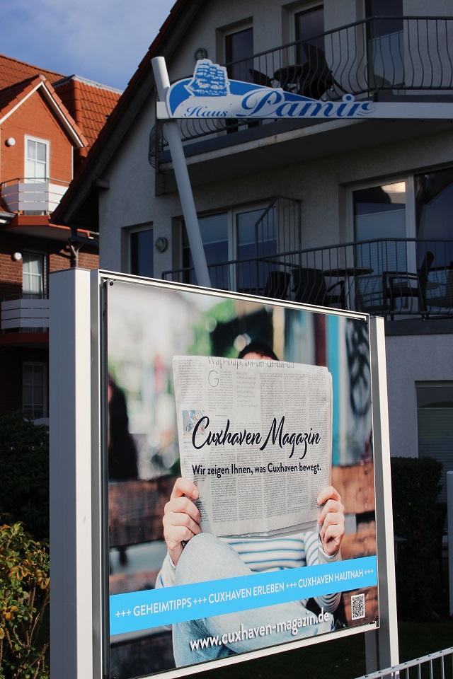 Schaukasten mit einem Plakat über das Cuxhaven Magazin