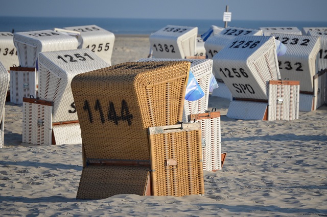 brauner Strandkorb am Strand von Cuxhaven Duhnen