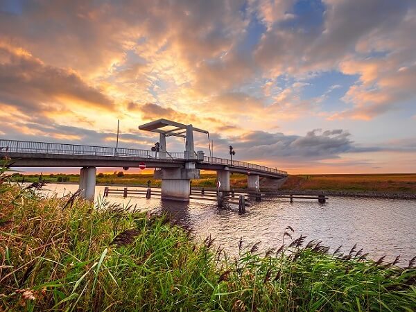 Brücke über einen Fluss auf der anderen Weserseite beim Jadebusen