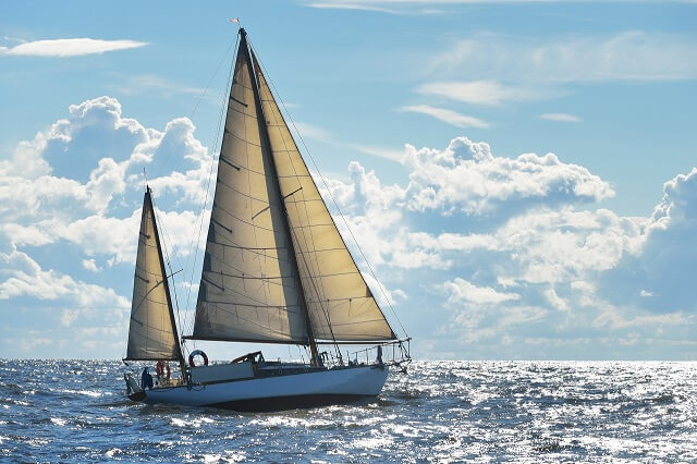 Segelschiff auf dem Meer bei blauem Himmel