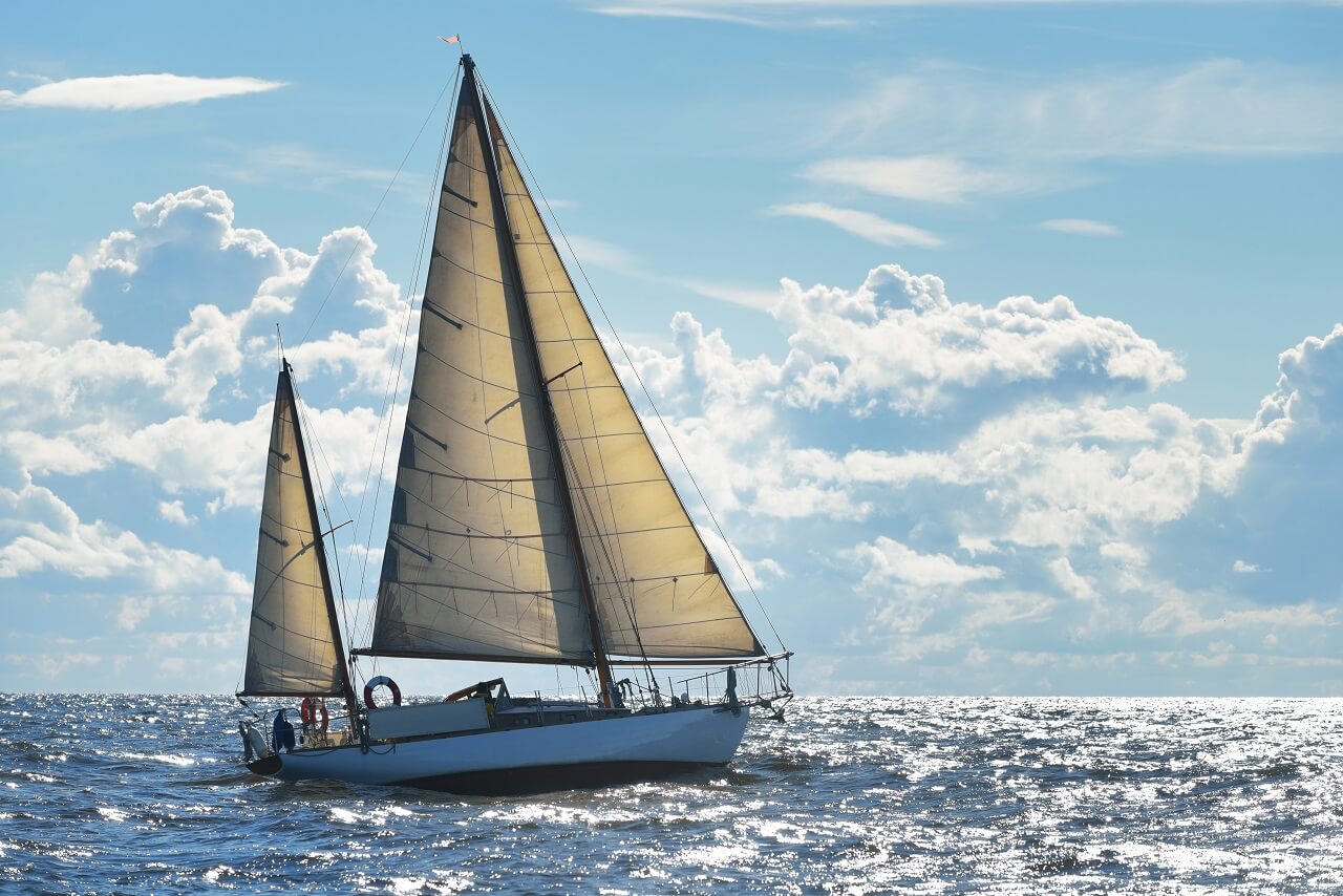 Segelboot auf dem Meer bei blauem Himmel