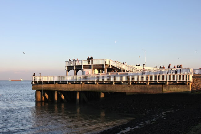 Der Schiffsanleger Alte Liebe in Cuxhaven in der Abendsonne