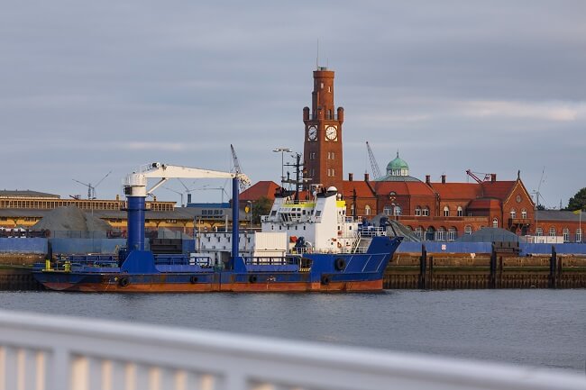 Der Hafen von Cuxhaven mit den Hapag-Hallen im Hintegrund
