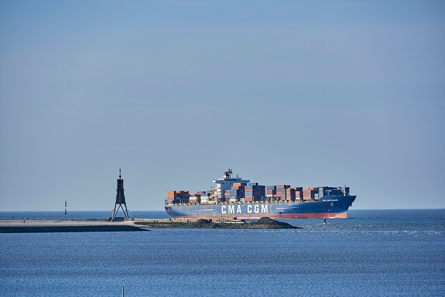 Containerschiff auf der Elbe vor der Kugelbake in Cuxhaven