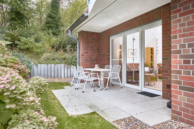 Gartenansicht mit Terrasse der Ferienwohnung Eule in der Anlage am Wehrberg