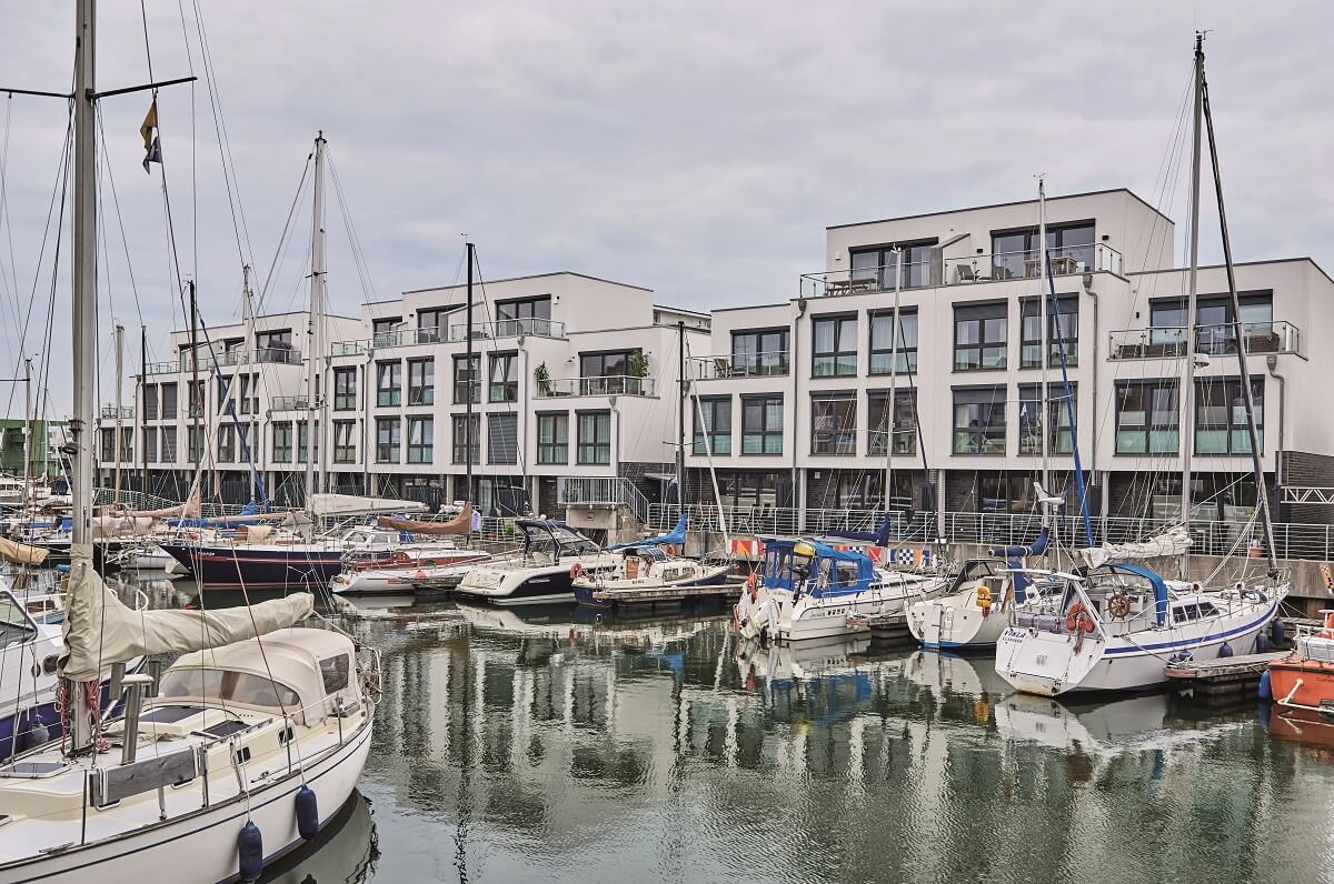 Schiffe im Yachthafen an der City Marina Cuxhaven