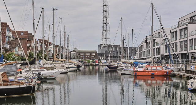 Segelschiffe und Yachten liegen im Hafen am Anleger