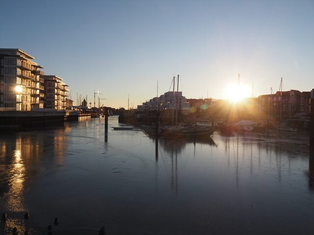 Sonnenuntergang im Yachthafen von Cuxhaven