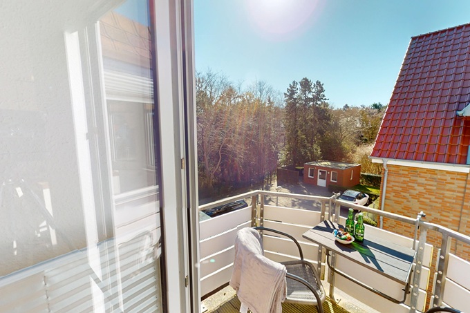 Blick auf den kleinen Balkon der Ferienwohnung