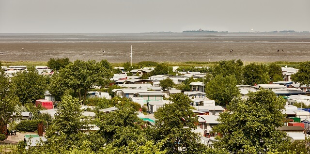 Blick auf den Campingplatz und das Wattenmeer in Cuxhaven Sahlenburg