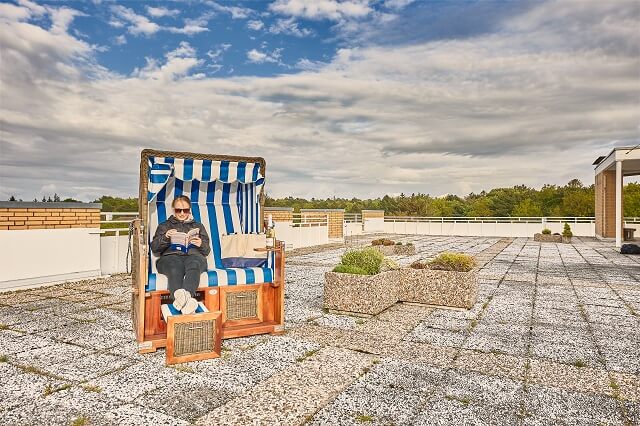 Strandkorb auf einer Dachterrasse 