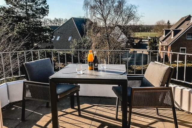 Blick vom Balkon in den Gemeinschaftsgarten und über Cuxhaven Döse