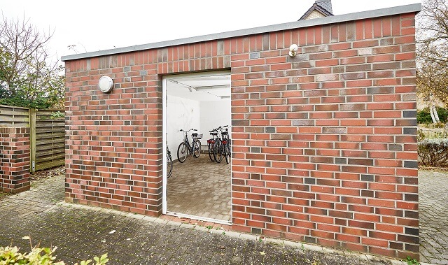Der Fahrradraum von Außen mit geöffneter Tür