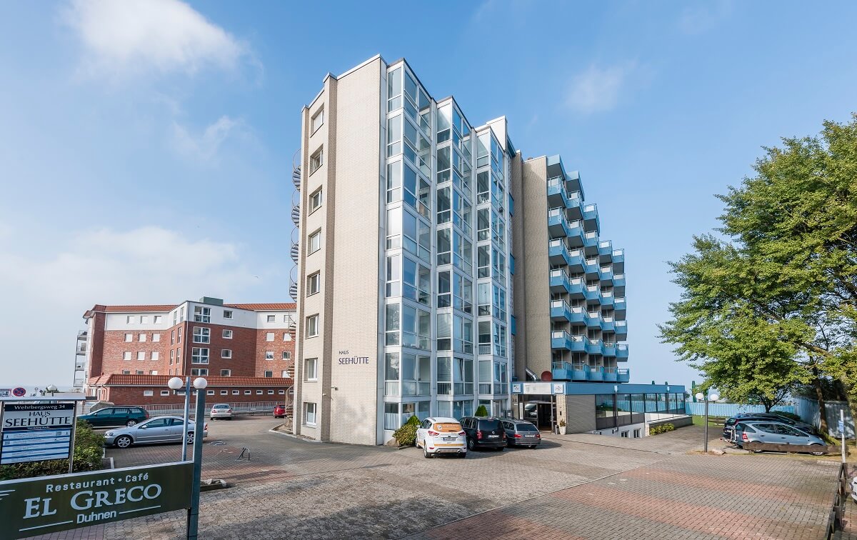 Haus mit Ferienwohnungen von Außen und dem Restaurant El Greco in Cuxhaven Duhnen