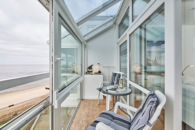 Die Loggia der Ferienwohnung Seehütte mit Blick auf das Wattenmeer