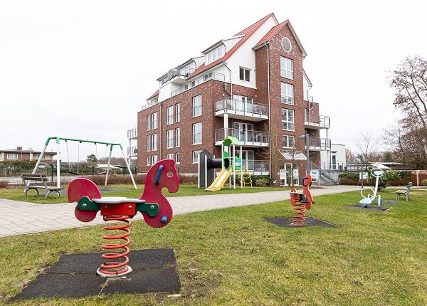 Blick auf die Residenz mit einem Spielplatz im Vordergrund