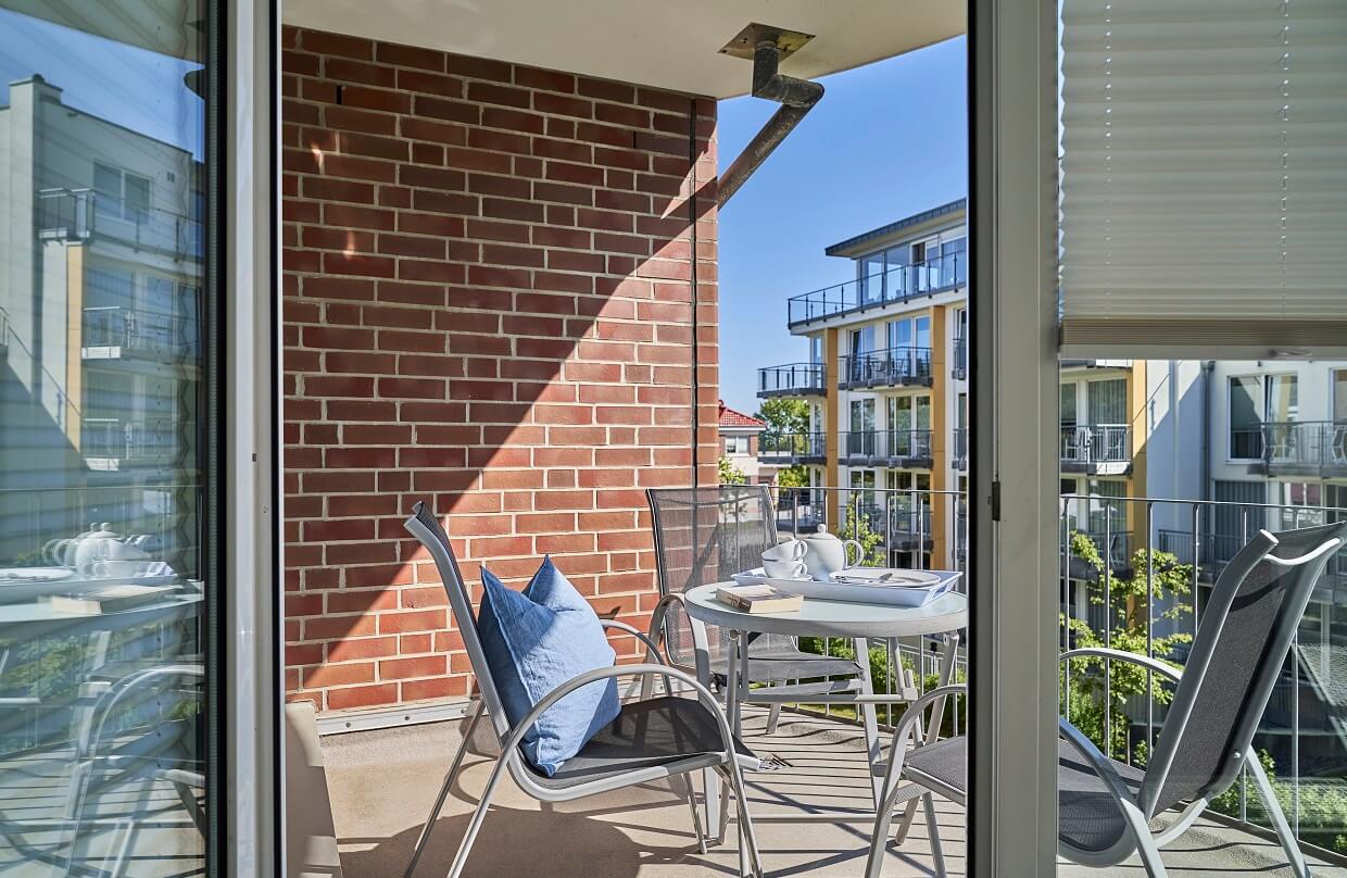 Balkon mit gedecktem Tisch im Haus Hohe Worth