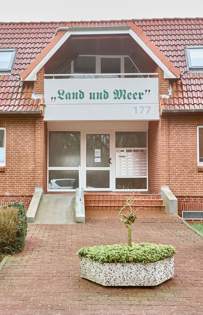 Eingangstür zum Haus Land und Meer mit dem Namen des Hauses über dem Eingang