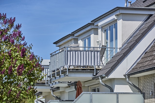 Aufnahme des Balkons von der Straße bei blauem Himmel