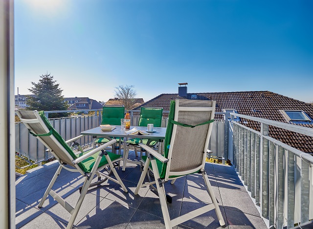 Gedeckter Tisch auf dem Balkon 