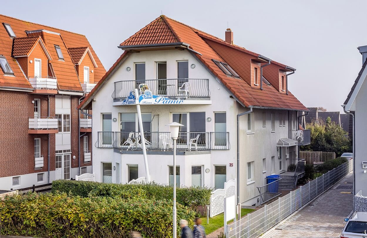 Außenaufnahme des Haus Pamir in Cuxhaven Duhnen direkt hinterm Deich