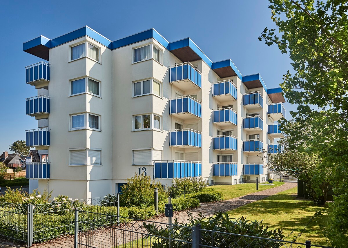 Blick auf ein weiß blaues Hochhaus in Cuxhaven 