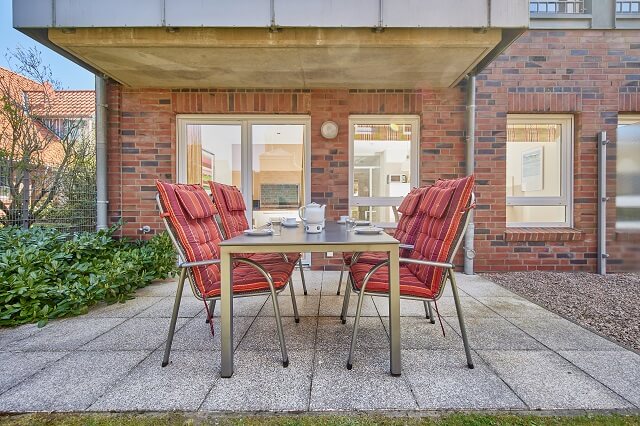 Terrasse der Residenz Seegras mit Blick in den Wohnraum der Ferienwohnung