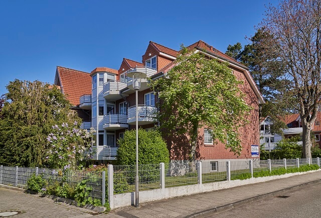 Blick von der Straße auf das Haus Scharhörn und die Balkone